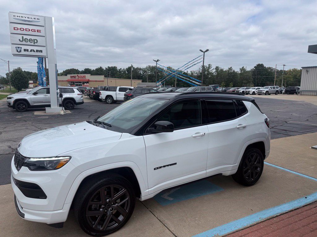 Used 2025 Jeep Compass Limited w/ High Altitude Package AWD/4WD image 3