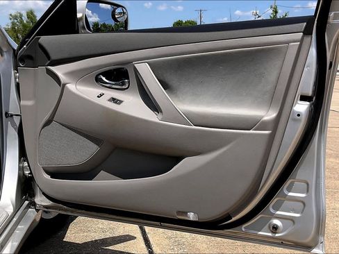 Used 2010 Toyota Camry LE image 23