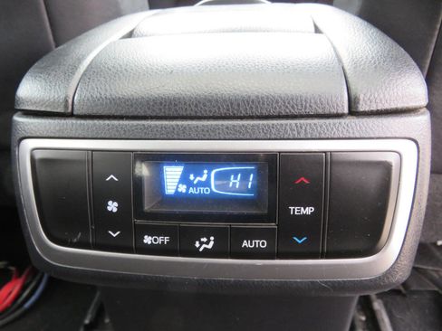 Used 2019 Toyota Highlander SE image 19