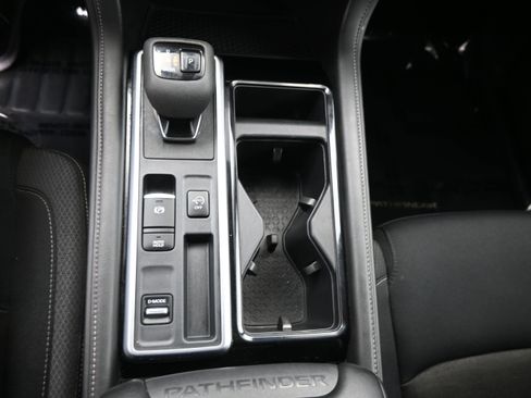 Used 2024 Nissan Pathfinder SV FWD image 18