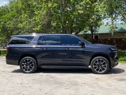 Used 2025 Chevrolet Suburban RST RWD image 8
