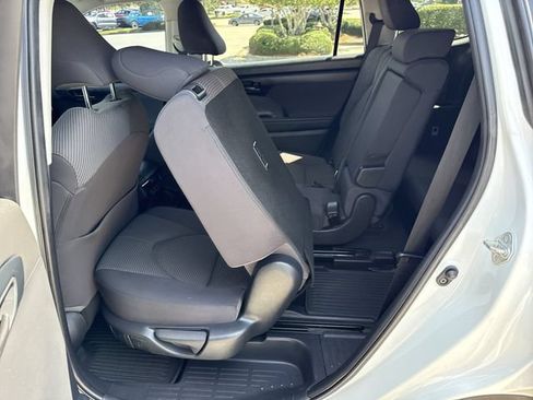 Used 2020 Toyota Highlander L FWD image 11