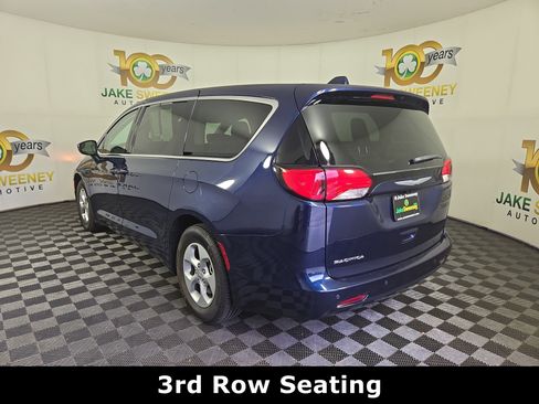 Used 2017 Chrysler Pacifica LX w/ Tire & Wheel Group FWD image 6
