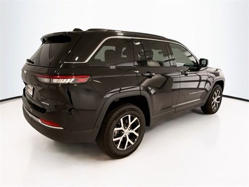 Used 2024 Jeep Grand Cherokee Limited image 7