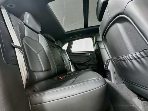 Certified 2025 Porsche Macan AWD/4WD image 27