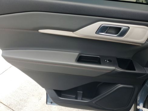 Used 2025 Ford Explorer Active RWD image 16