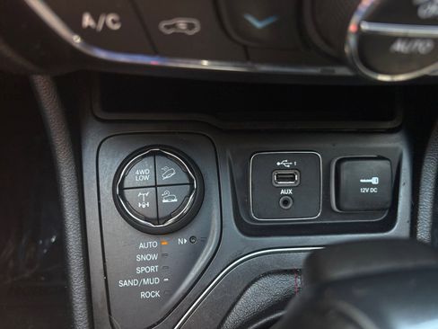 Used 2019 Jeep Cherokee Trailhawk image 22