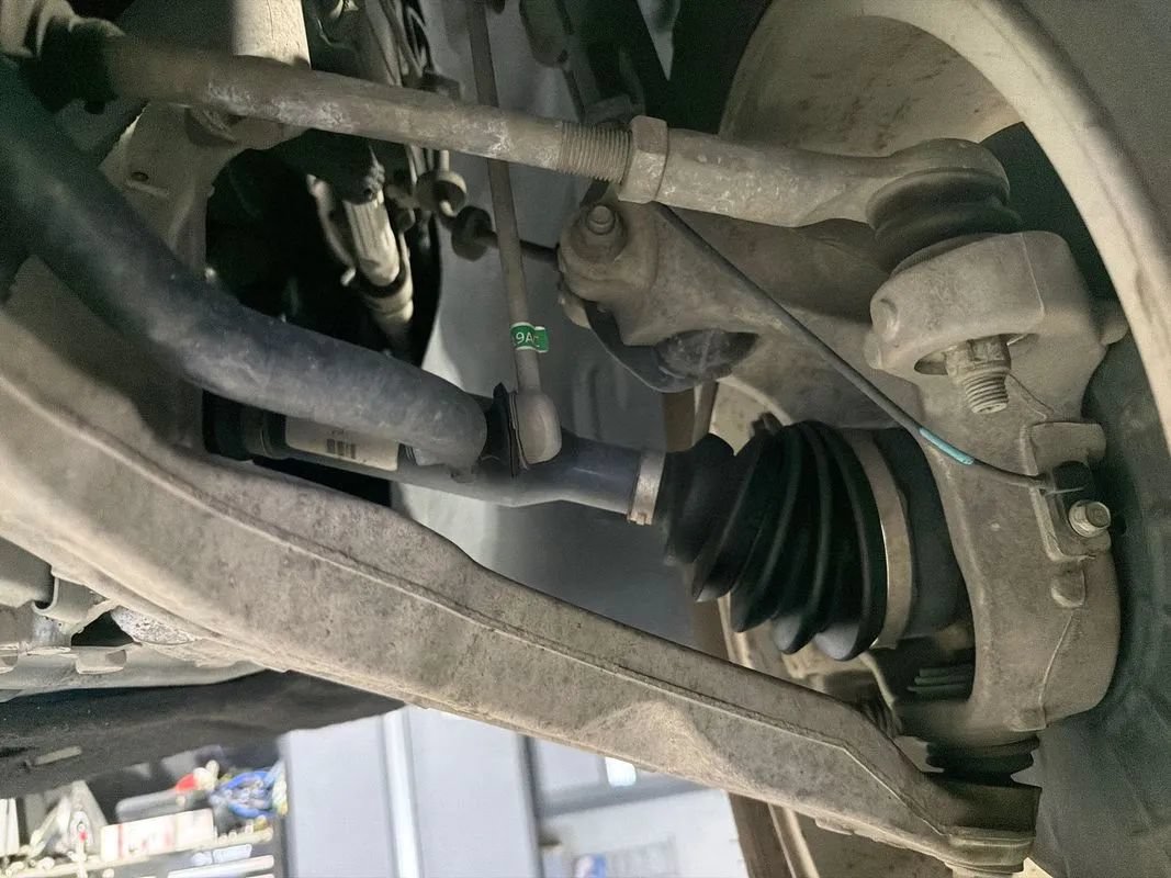 Used 2015 Jeep Cherokee Latitude w/ Cold Weather Group AWD/4WD image 34