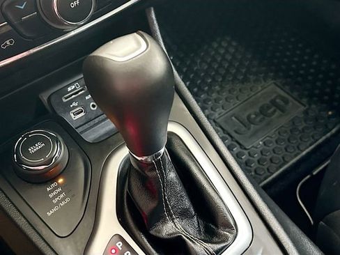 Used 2018 Jeep Cherokee Latitude Plus w/ Cold Weather Group image 18