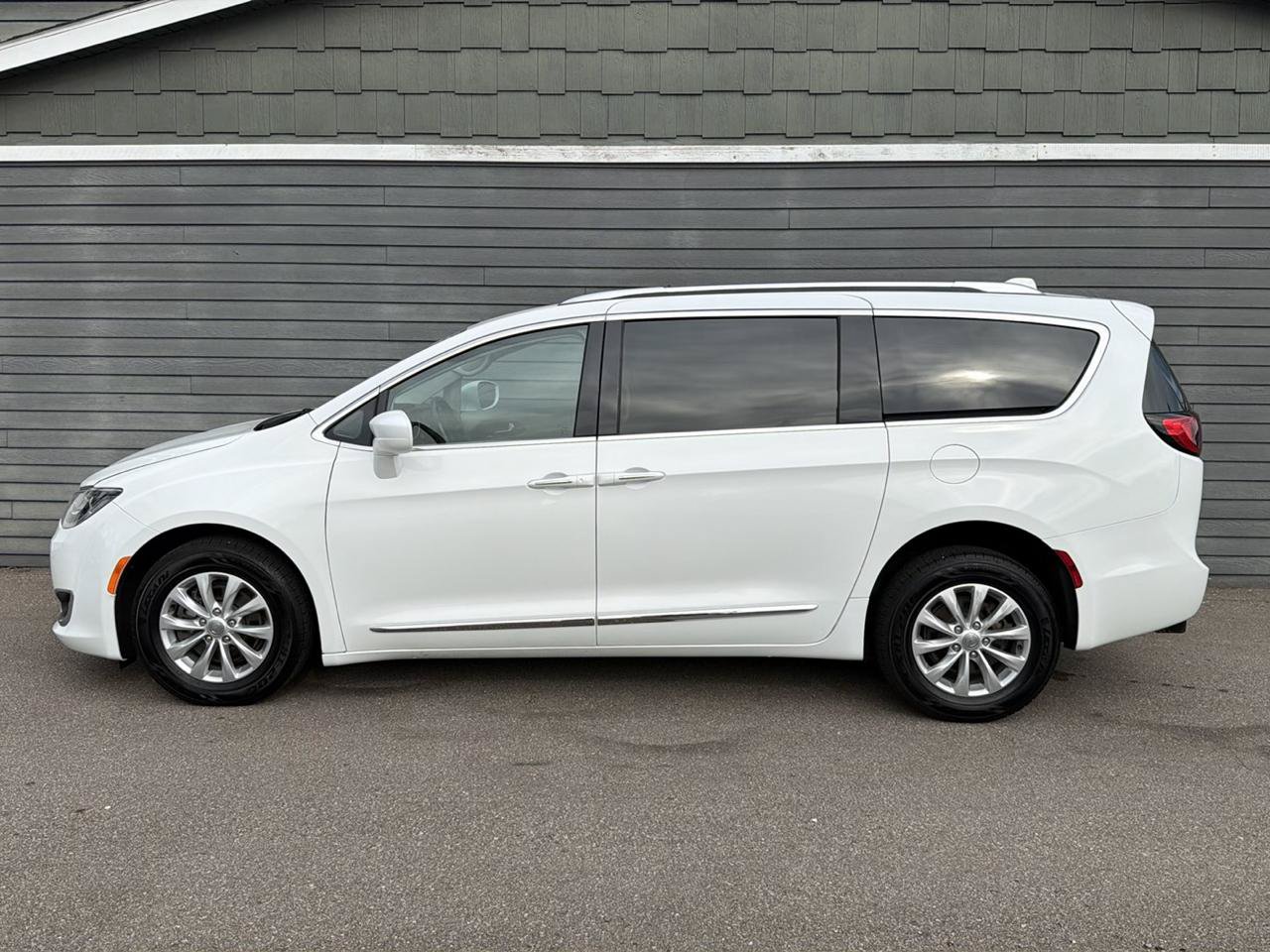 Used 2018 Chrysler Pacifica Touring-L FWD image 12