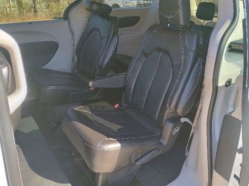Used 2023 Chrysler Pacifica Touring-L FWD image 19