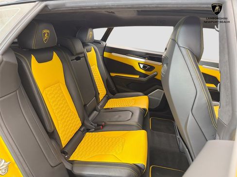 Used 2022 Lamborghini Urus AWD/4WD image 31