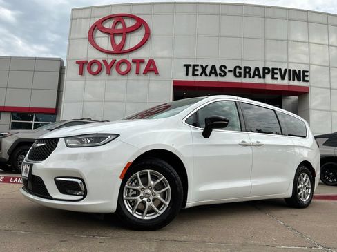 Used 2024 Chrysler Pacifica Touring-L FWD image 2