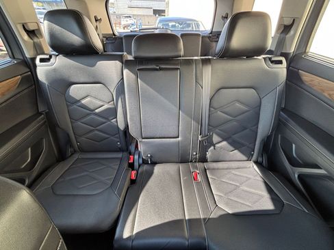 Used 2025 Volkswagen Atlas SE image 39