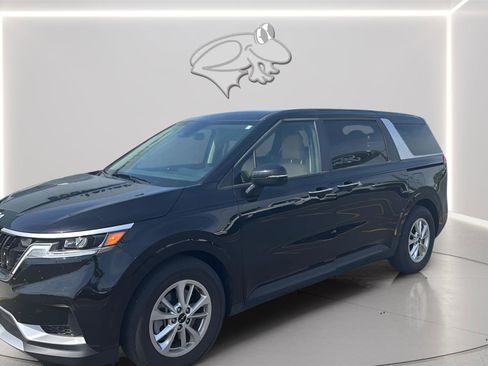 Used 2024 Kia Carnival LX image 4