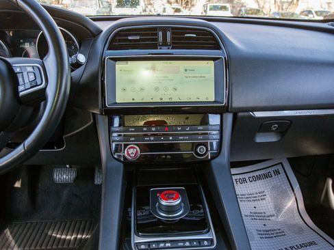 Used 2020 Jaguar F-PACE Premium image 11