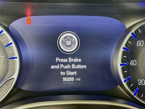 Used 2024 Chrysler Pacifica Touring-L FWD image 19
