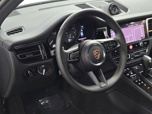 Used 2024 Porsche Macan image 4