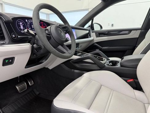Certified 2025 Porsche Cayenne Turbo AWD/4WD image 4