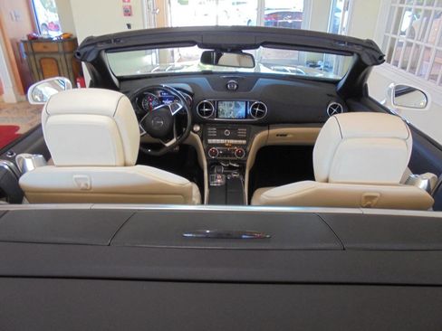 Used 2017 Mercedes-Benz SL 550 image 34