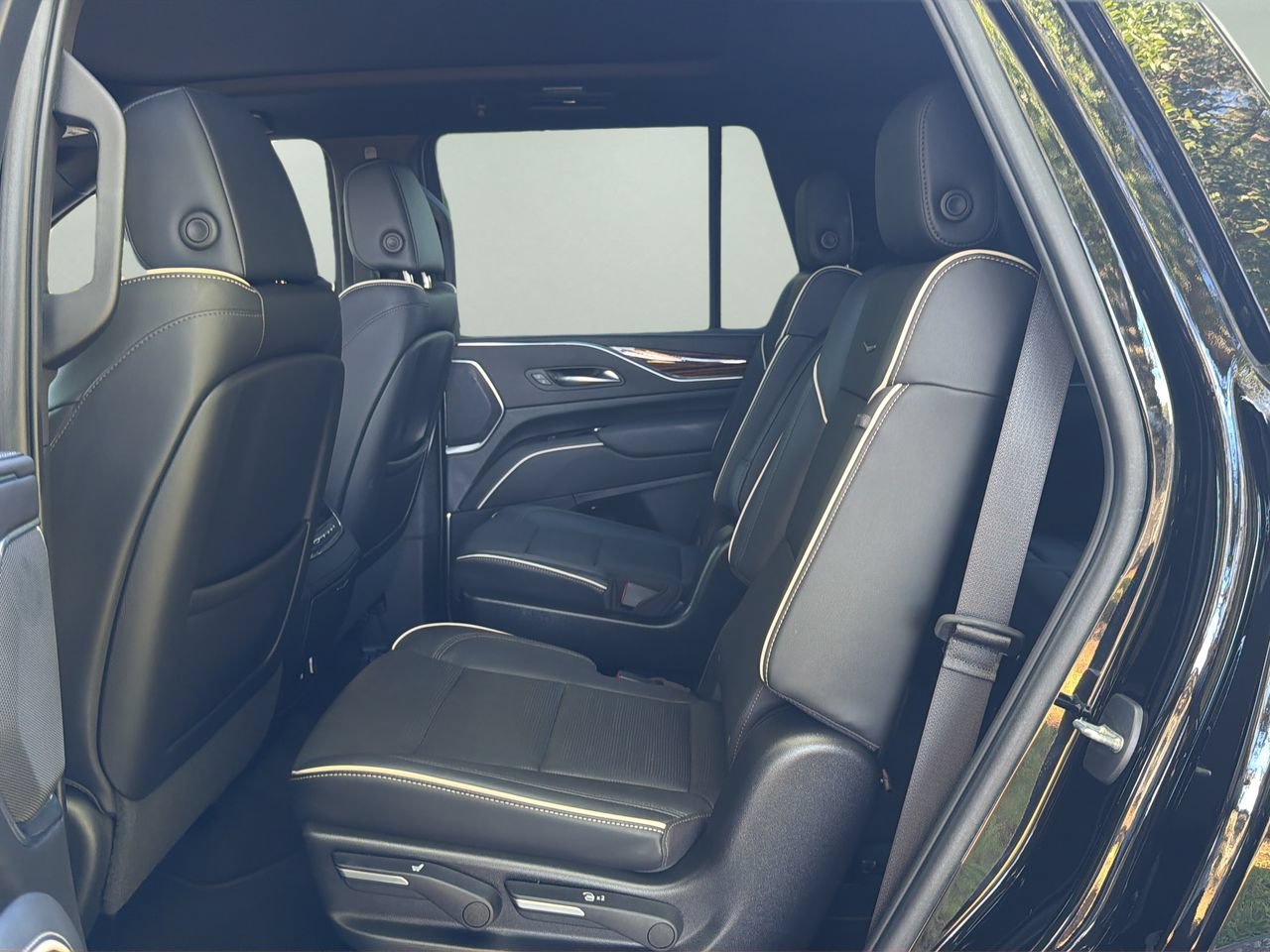 Used 2022 Cadillac Escalade Premium Luxury AWD/4WD image 14