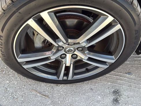 Used 2018 Volvo XC60 T5 Momentum w/ Vision Package image 12