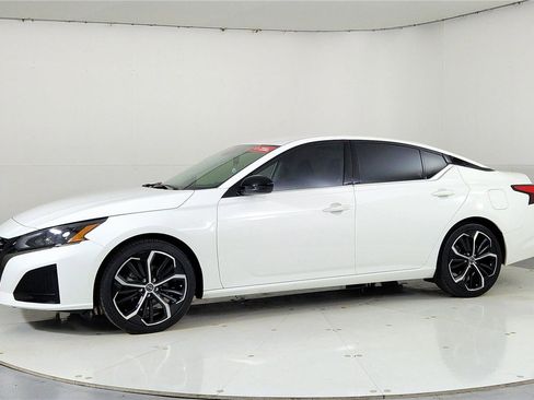 Certified 2024 Nissan Altima 2.5 SR image 3