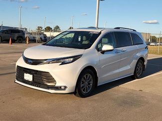 Used 2022 Toyota Sienna XLE video 3