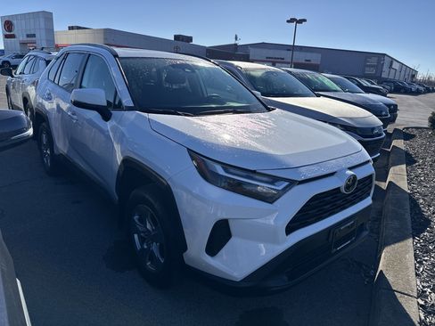 Used 2022 Toyota RAV4 XLE w/ Convenience Package image 2