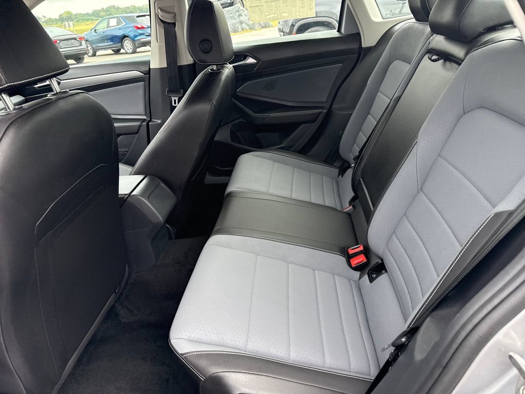 Used 2025 Volkswagen Jetta SE FWD image 25