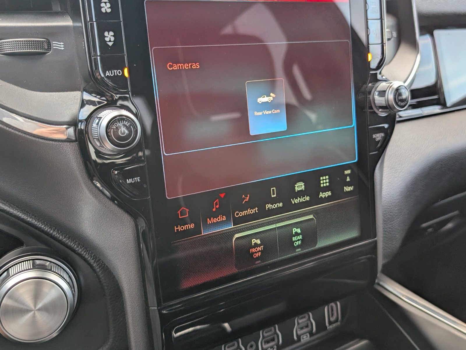 Used 2025 RAM 1500 Laramie AWD/4WD image 18