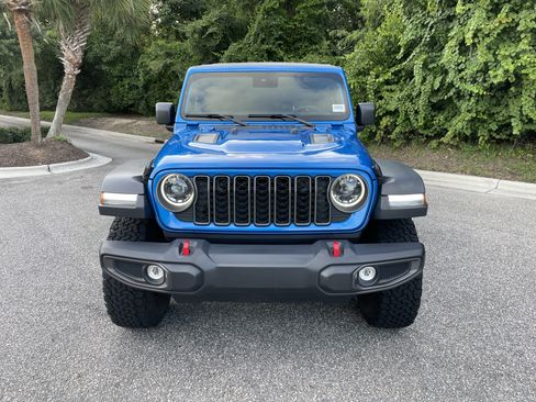 Used 2025 Jeep Wrangler Unlimited Rubicon w/ Convenience Group AWD/4WD image 3