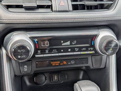 Used 2021 Toyota RAV4 LE AWD/4WD image 23