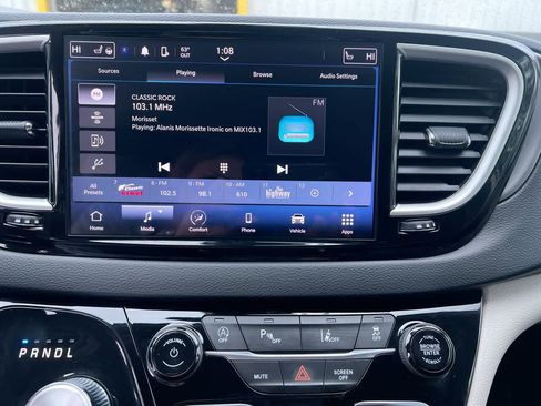 Used 2023 Chrysler Pacifica Touring-L FWD image 16
