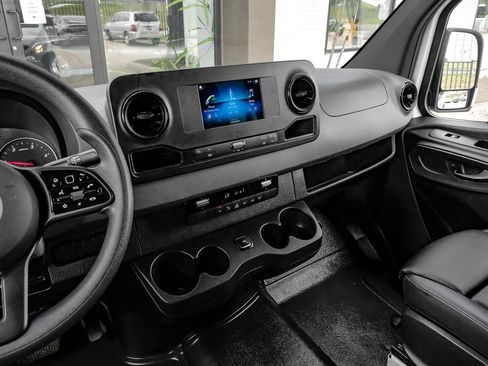 Used 2024 Mercedes-Benz Sprinter 2500 image 19
