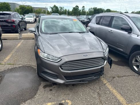Used 2014 Ford Fusion SE FWD image 4