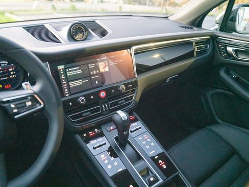 Certified 2026 Porsche Macan AWD/4WD image 16