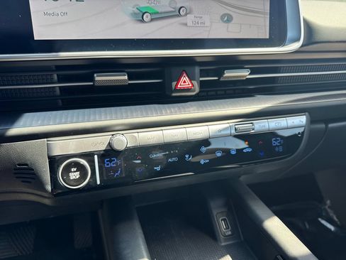 Used 2024 Hyundai Ioniq 6 SE RWD image 29