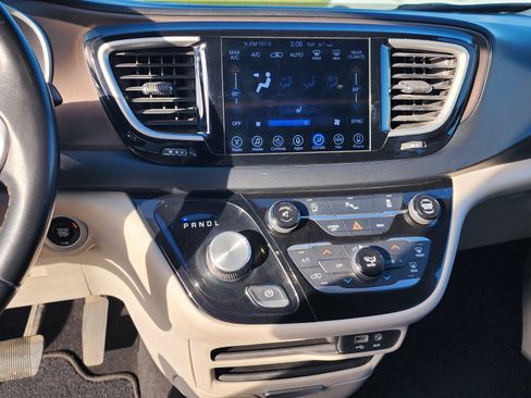 Used 2017 Chrysler Pacifica Touring-L w/ Tire & Wheel Group image 13