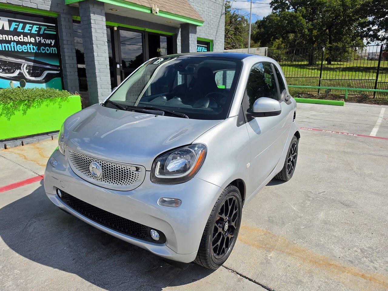 Used 2016 smart fortwo passion w/ Sport Package RWD image 3
