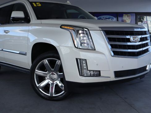 Used 2015 Cadillac Escalade Premium image 2