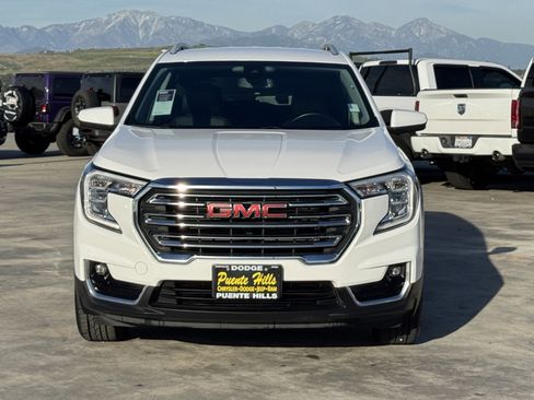Used 2024 GMC Terrain SLT image 2