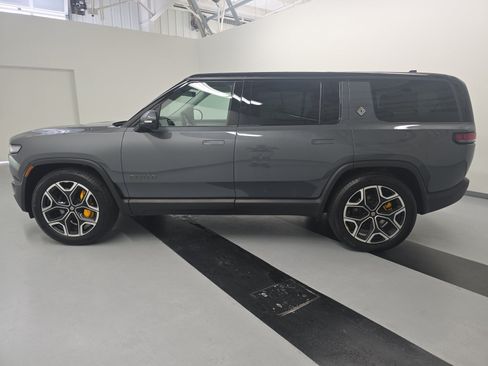 Used 2025 Rivian R1S Premium AWD/4WD image 2