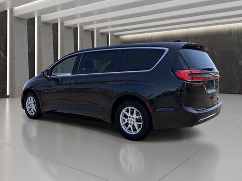 Used 2023 Chrysler Pacifica Touring-L FWD image 4