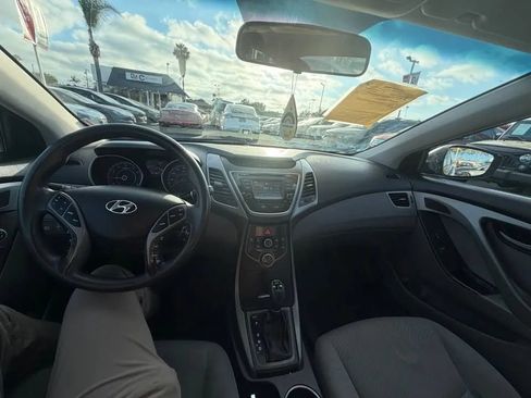 Used 2015 Hyundai Elantra SE w/ Option Group 02 FWD image 6