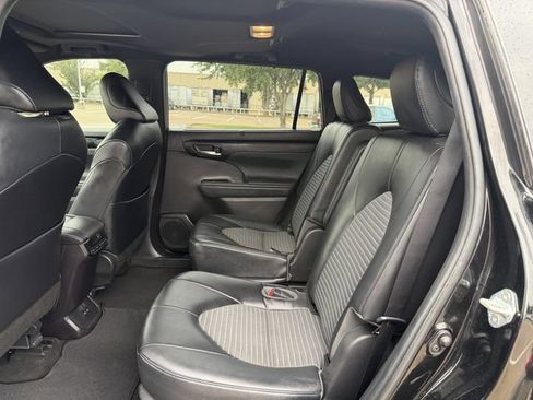 Used 2023 Toyota Highlander XSE FWD image 28