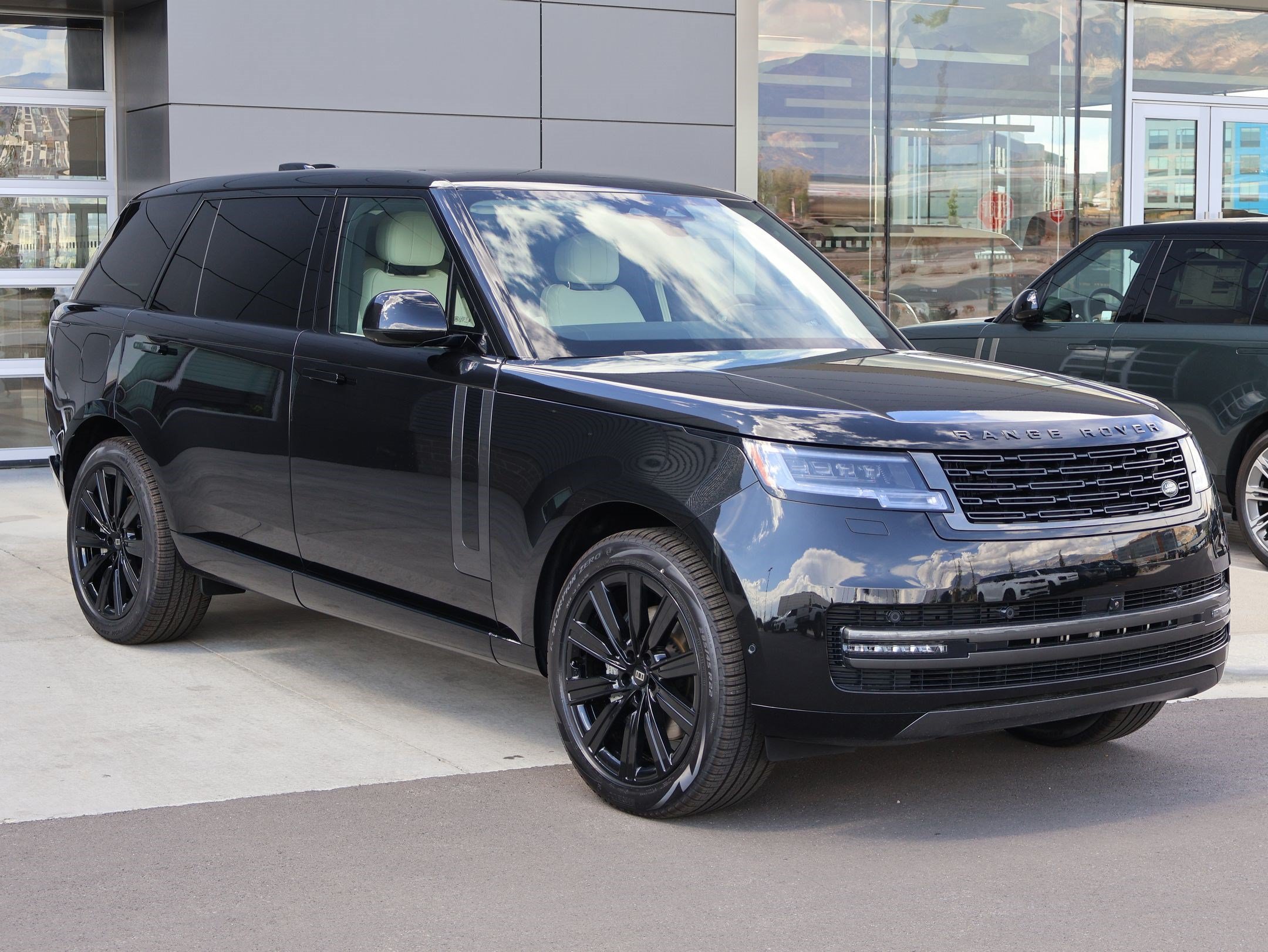 New 2027 Land Rover Range Rover Long Wheelbase SE AWD/4WD image 3