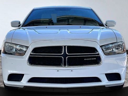 Used 2011 Dodge Charger SE RWD image 2