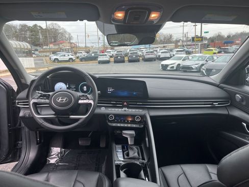 Used 2025 Hyundai Elantra Limited image 31