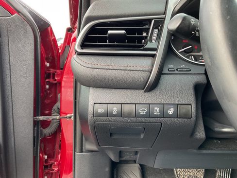 Used 2020 Toyota Camry XLE image 16